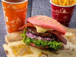 ハンバーグとベーコンのサンド オランデーズソース