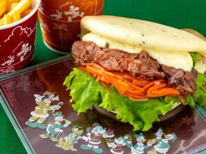 スペシャルサンド(ローストビーフ、トリュフ風味のマッシュポテト、チーズ)