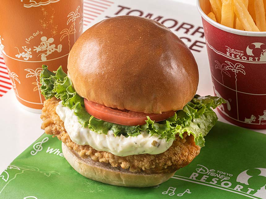 フライドチキンバーガー（タルタルソース）/トゥモローランド・テラス