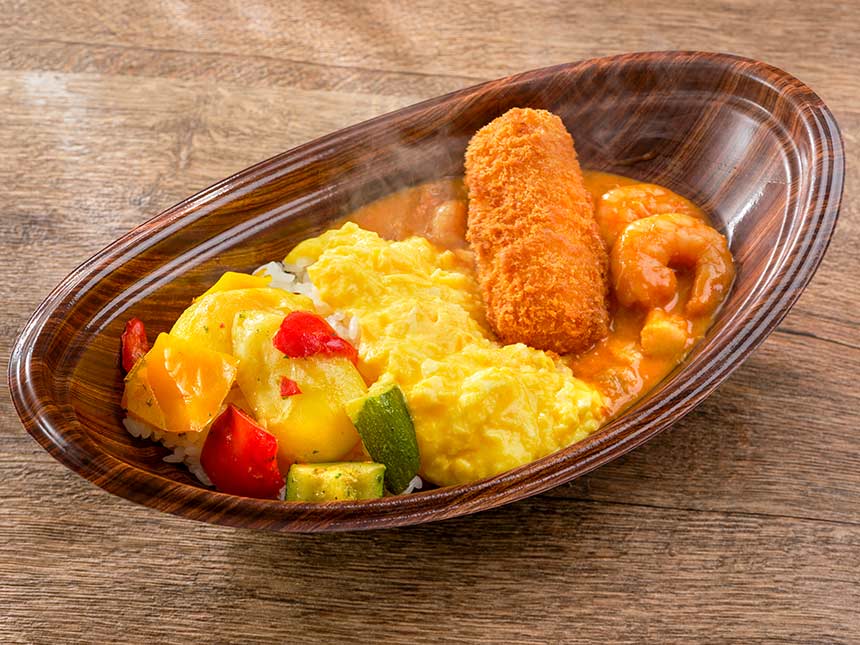 シーフードのオムライス、カニクリームコロッケとトマトクリームソース