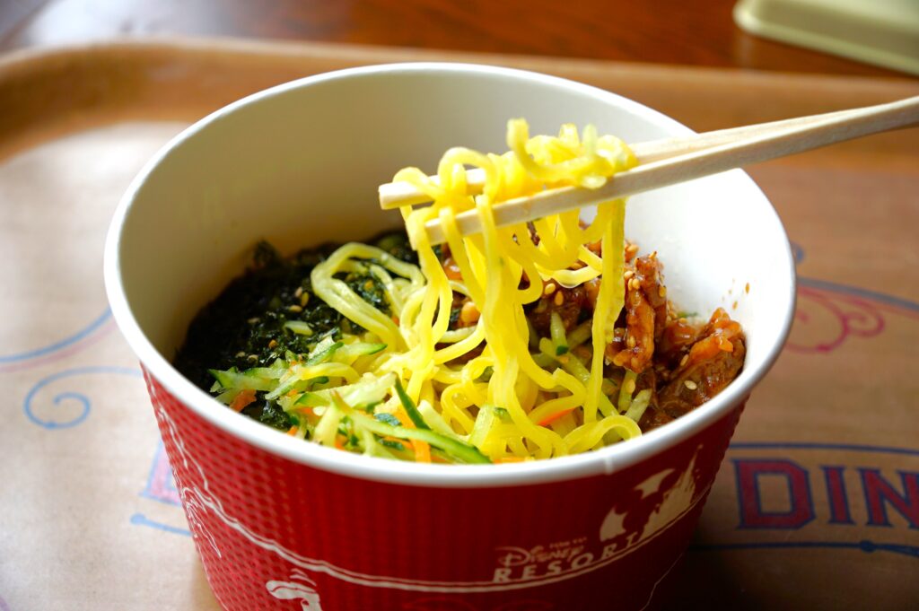牛カルビと韓国のりの冷やし麺(塩レモン)麺