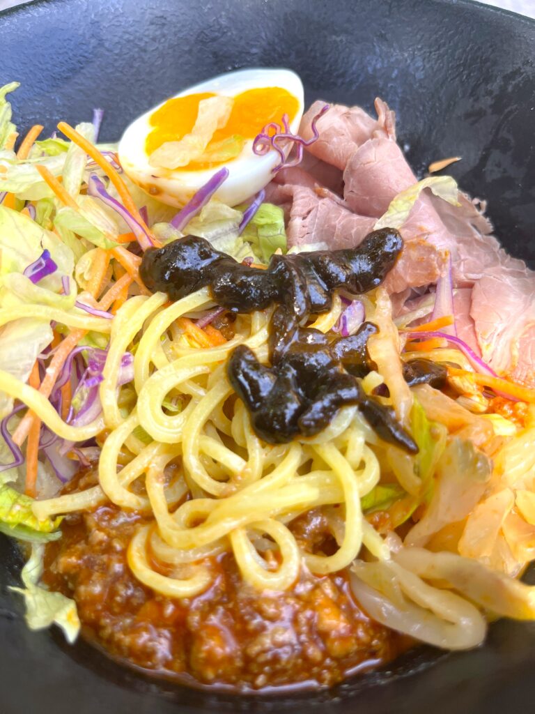 ローストビーフの冷やし豆乳担担まぜそばにブラック麻辣