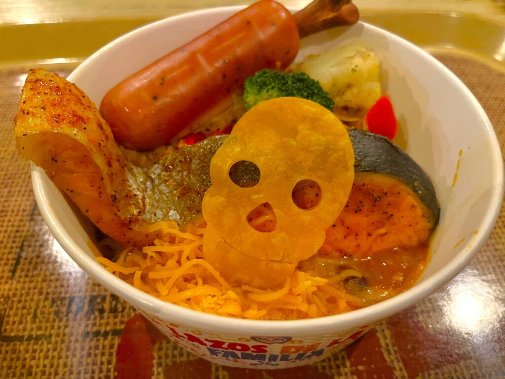 シーフードサルサソースのライスボウル（サーモン、骨付きソーセージ、チーズ）