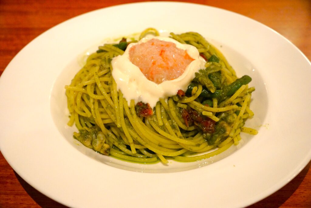 スパゲッティ、蟹とアサリのジェノヴェーゼ マスカルポーネ添え