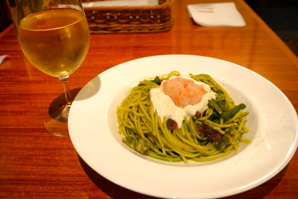 スパゲッティ、蟹とアサリのジェノヴェーゼ マスカルポーネ添え