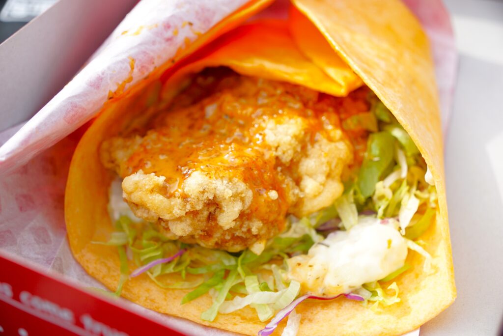 トルティーヤサンドチキンとタルタル