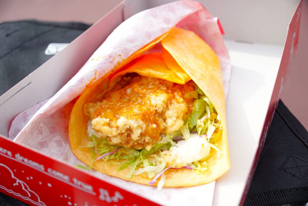 トルティーヤサンドチキンとタルタル