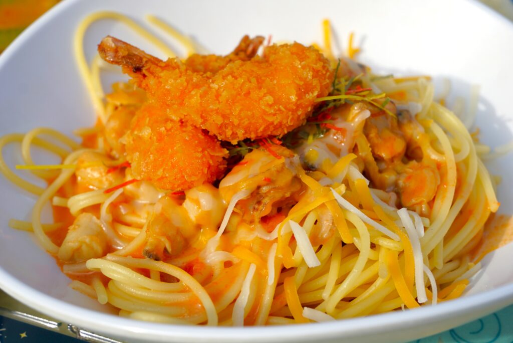 スパゲッティ、シーフードのトマトクリームソース エビフライ添え