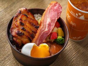 ハッシュドビーフのユカタンライスボウル（骨付きチキン、ベーコン、エッグ）