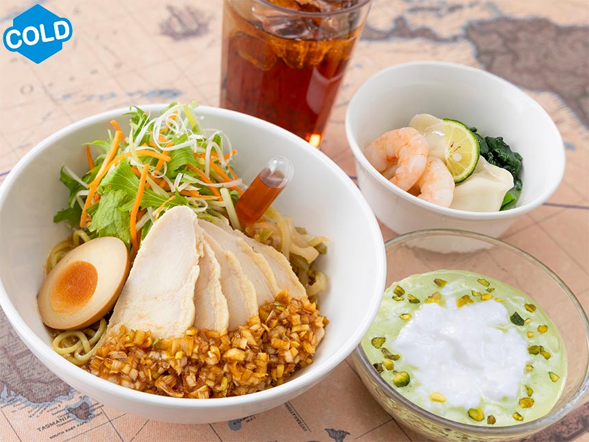 よだれ鶏の涼麺　胡麻風味、煮たまご添え