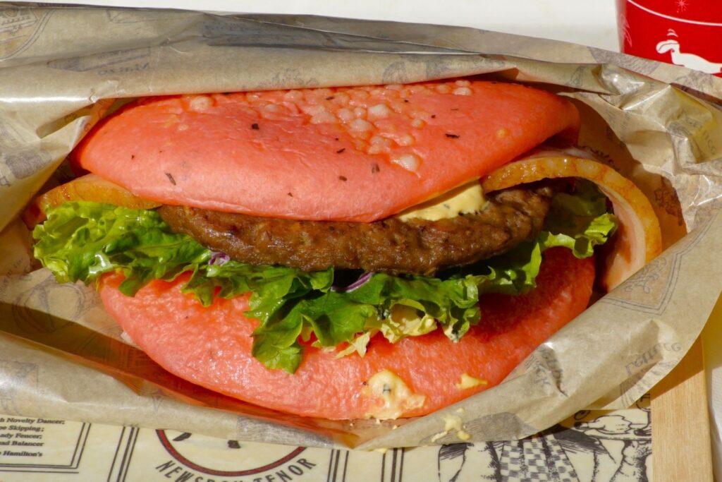 ハンバーグとベーコンのサンド オランデーズソース