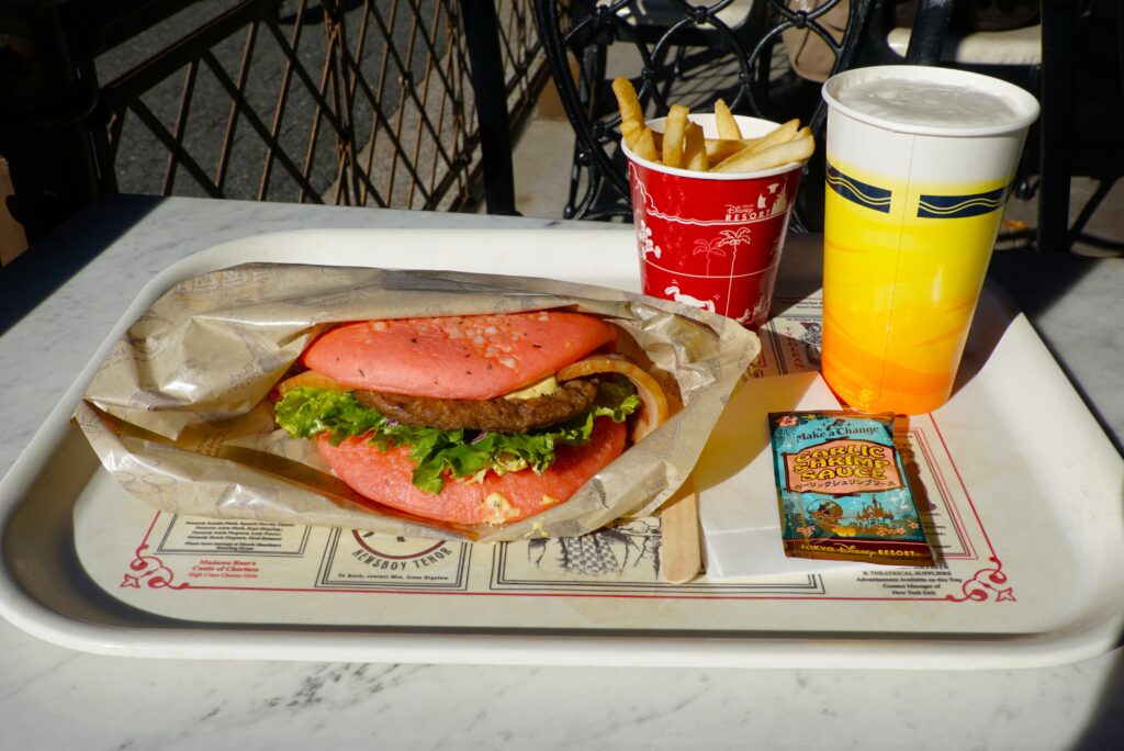 ハンバーグとベーコンのサンド オランデーズソース