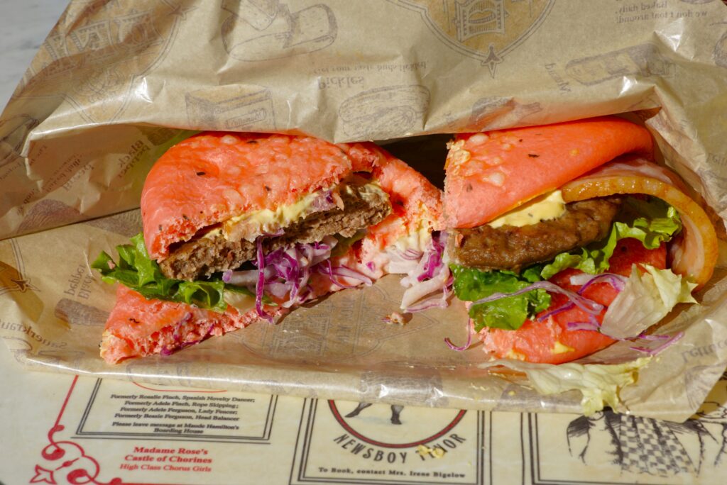 ハンバーグとベーコンのサンド オランデーズソース