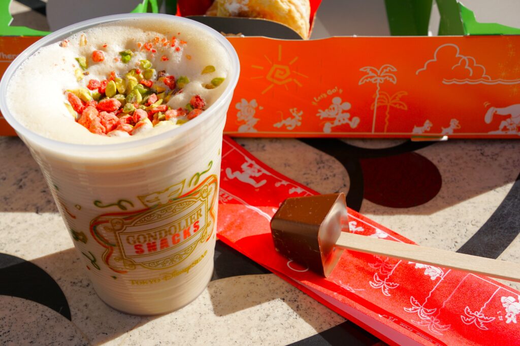 ピスタチオとストロベリーのカフェモカ