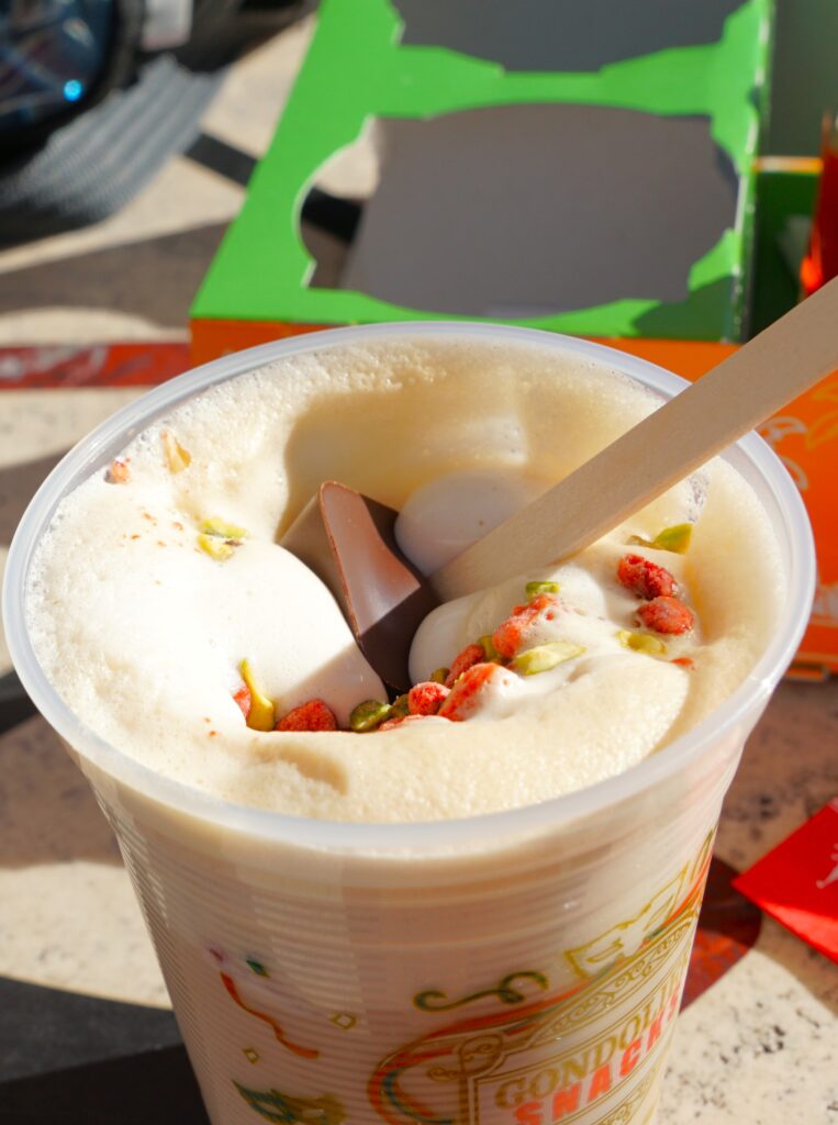 ピスタチオとストロベリーのカフェモカ