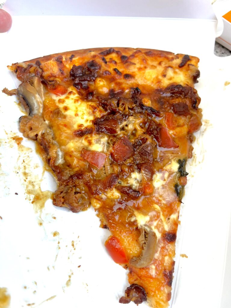 牛カルビとバーベキューソースのピザ2