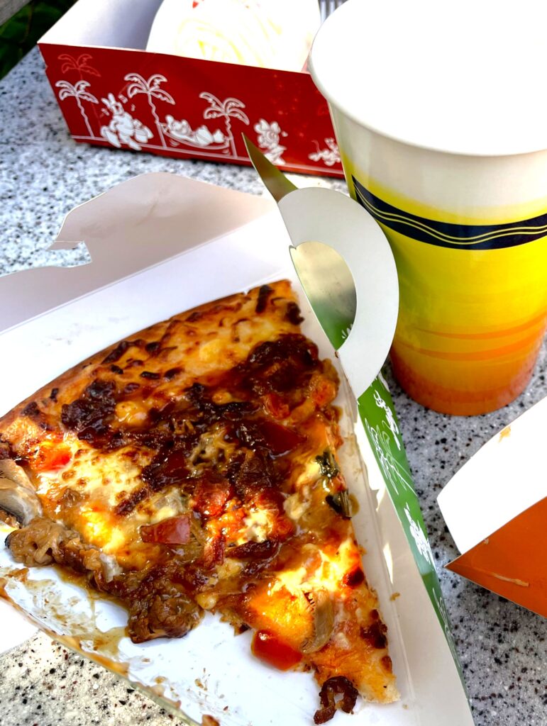 牛カルビとバーベキューソースのピザとビール