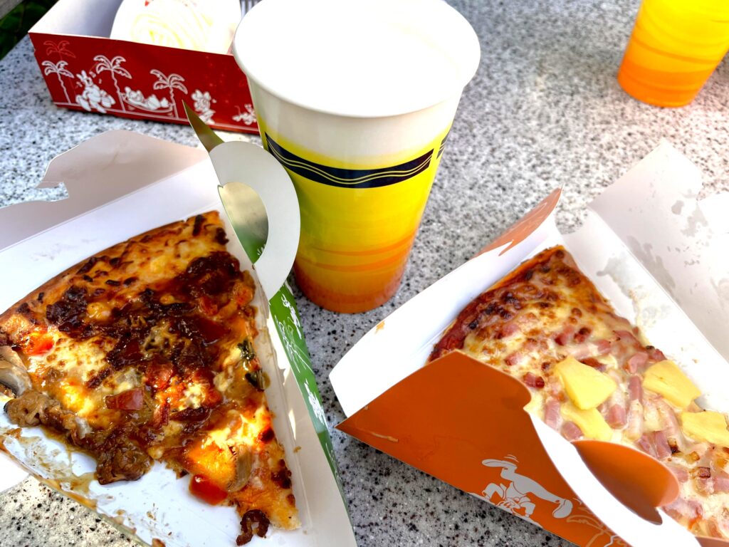 牛カルビとバーベキューソースのピザ/ベーコンとパイナップルのピザ