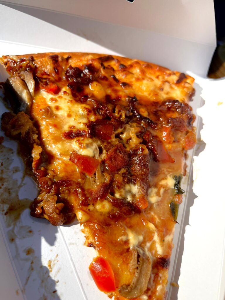 牛カルビとバーベキューソースのピザ1