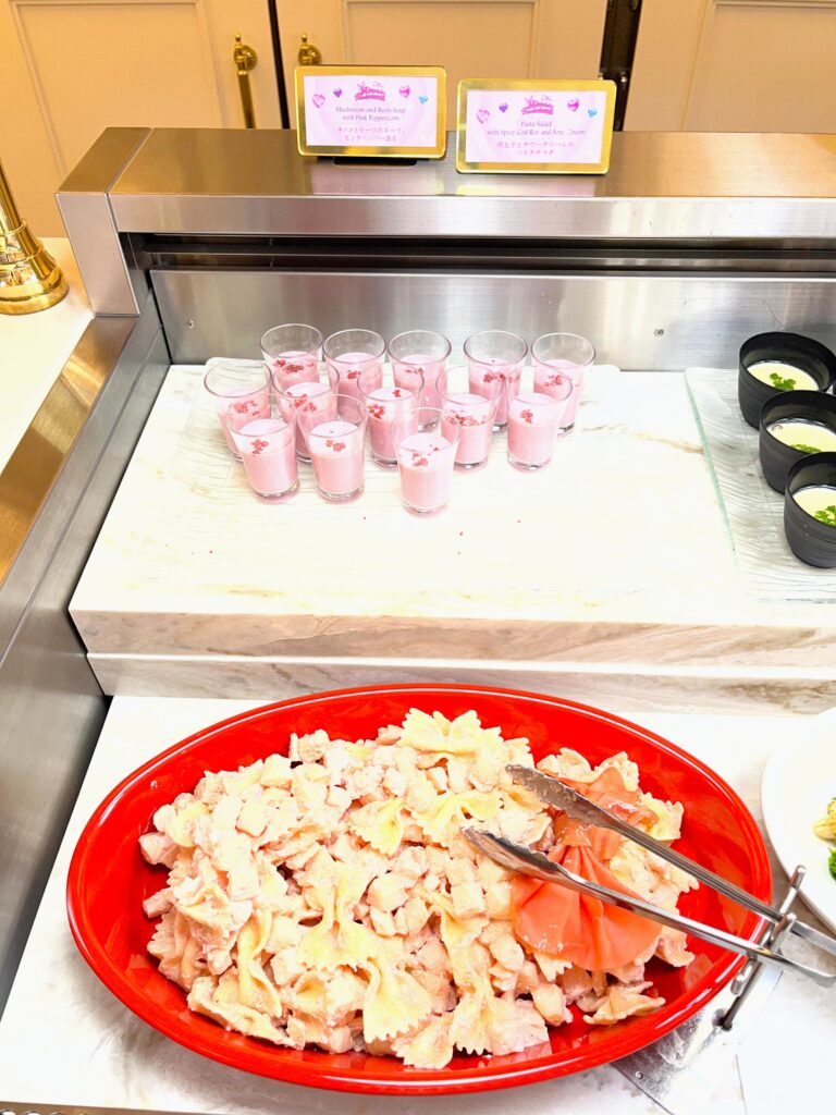 キノコとビーツのスープ、ピンクペッパー添え/明太子とサワークリームのパスタサラダ