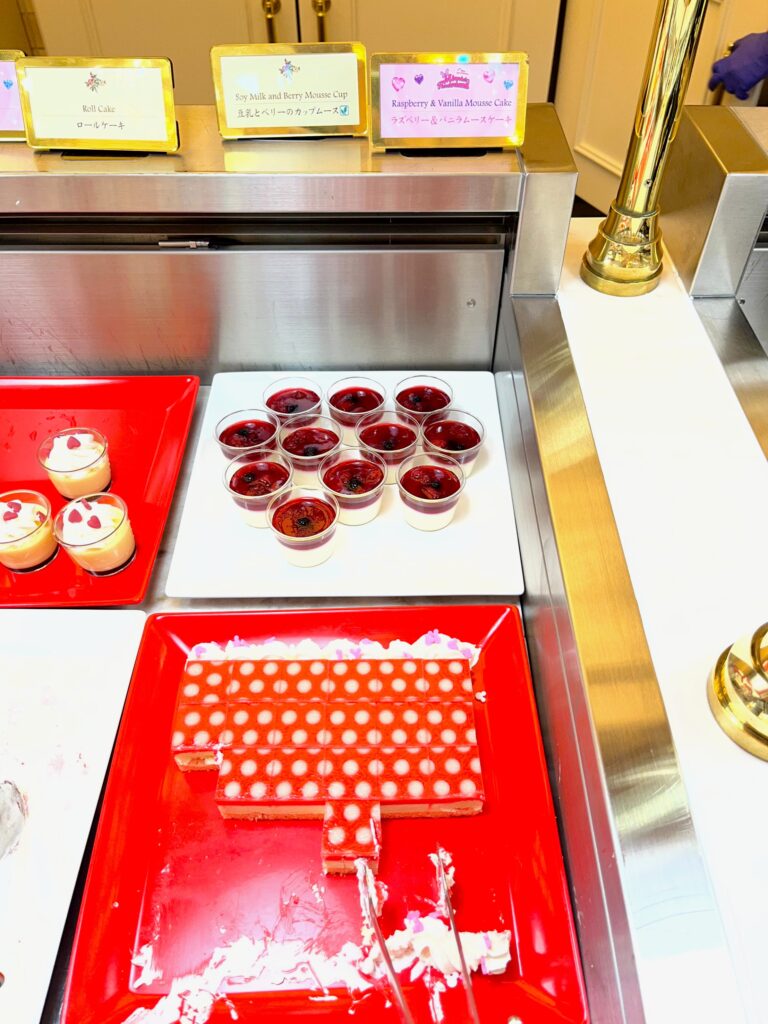 豆乳とベリーのカップムース/ラズベリー＆バニラムースケーキ（ファンダーランドメニュー）