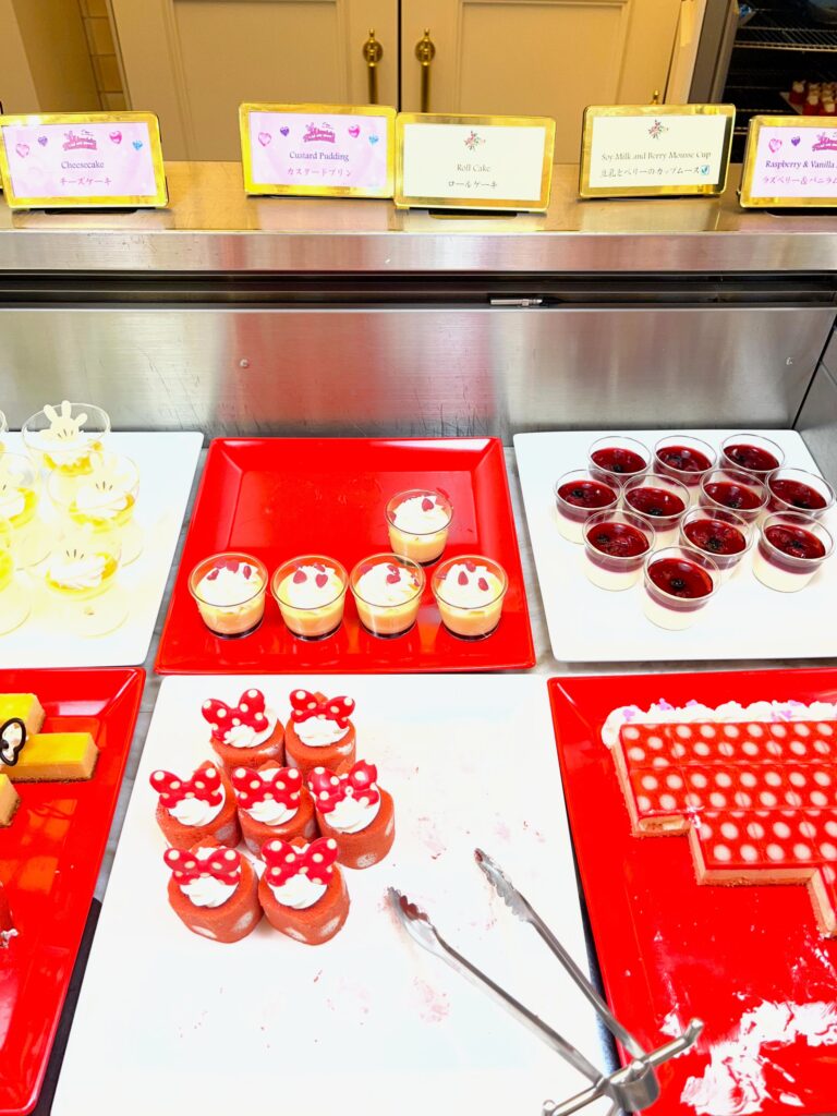 カスタードプリン（ファンダーランドメニュー）/ロールケーキ