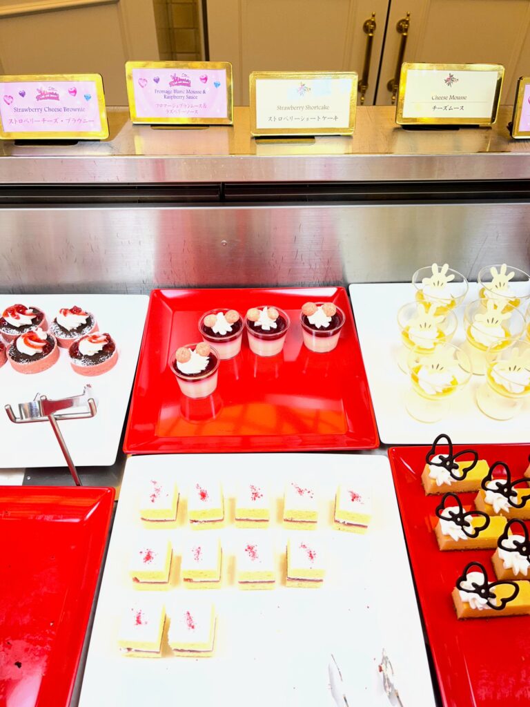 フロマージュブランムース&ラズベリーソース（ファンダーランドメニュー）/ストロベリーショートケーキ