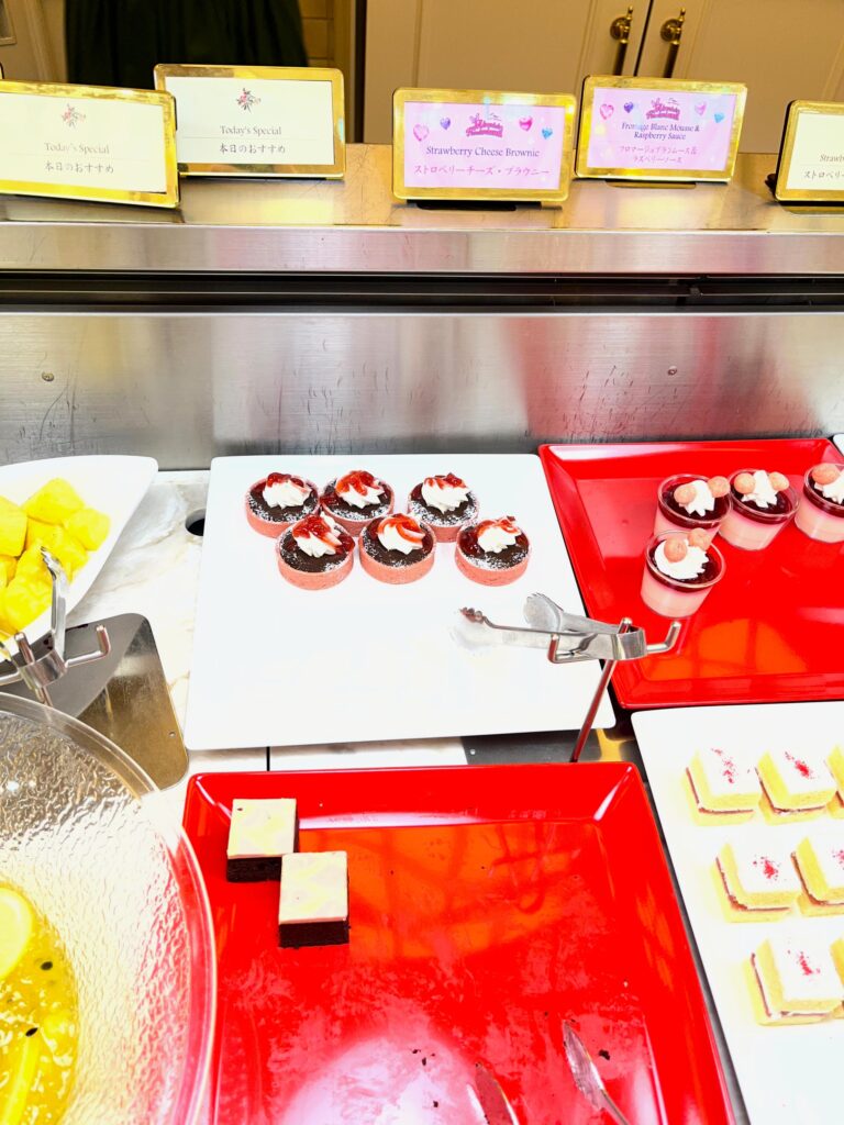 今日のおすすめ/ストロベリーチーズ・ブラウニー（ファンダーランドメニュー）