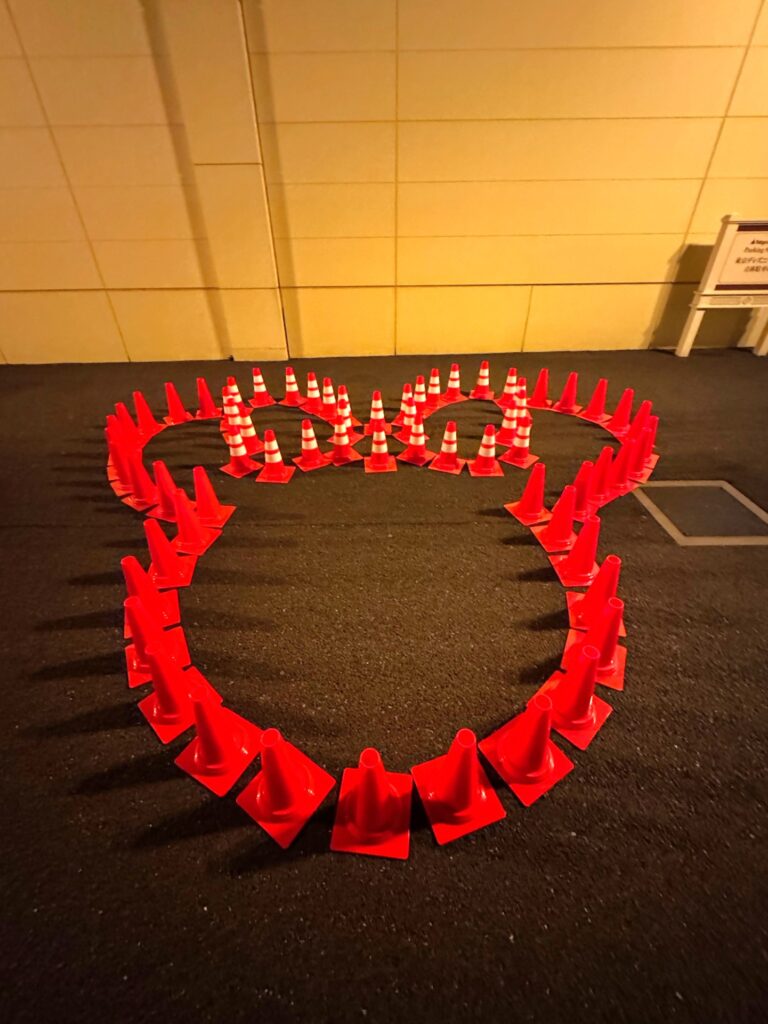 駐車場前のミニーカラーコーン