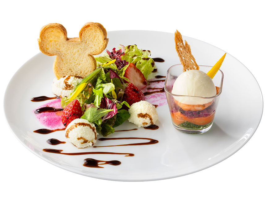 カリフラワームースとストロベリーのサラダ、豆乳のパンナコッタとシュリンプのパフェ仕立て