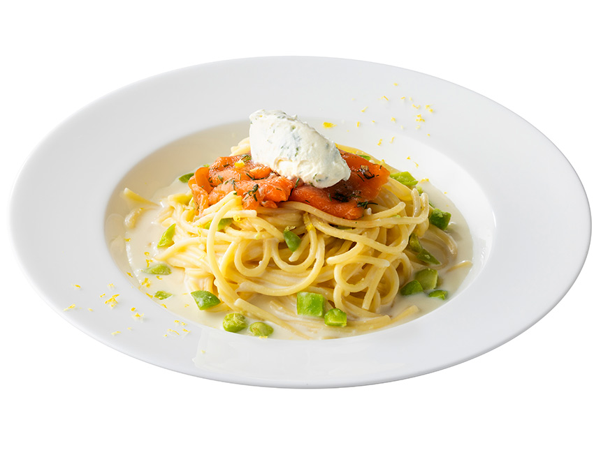スパゲッティ、サーモントラウトと空豆のレモンクリームソース マスカルポーネ添え