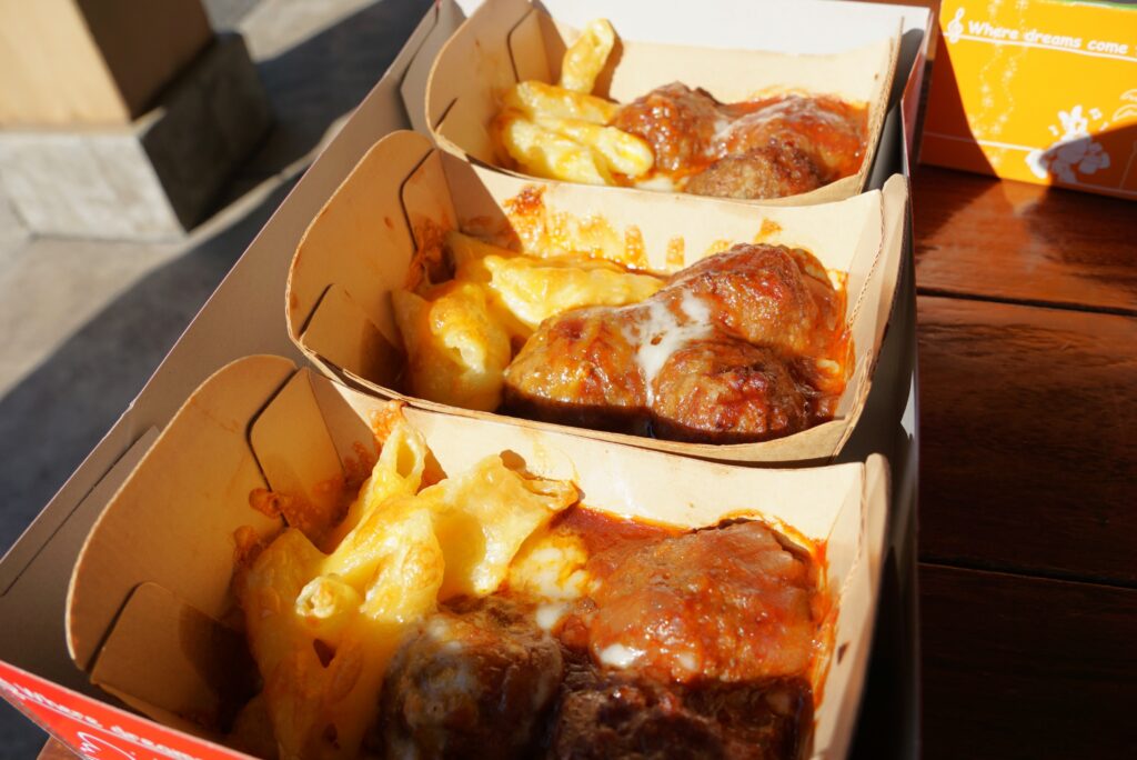 ハヤシソースのミートボールとマカロニチーズ（ハウス 完熟トマトのハヤシライスソース使用）