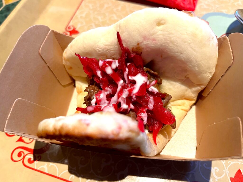 カリー香るビーフのナンサンド、フムスとヨーグルトソース（ハウス こくまろカレー使用）