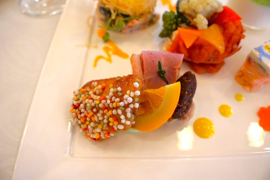 合鴨のオレンジ煮、イチジクのコンポート、チキンのガランティーヌ（ポーク、白レバー、ピスタチオ）、バジル風味のクリームチーズ、手羽先のガストリック