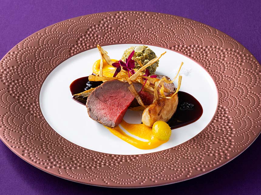 国産牛フィレ肉のロースト、黒胡椒のポワブラードソース