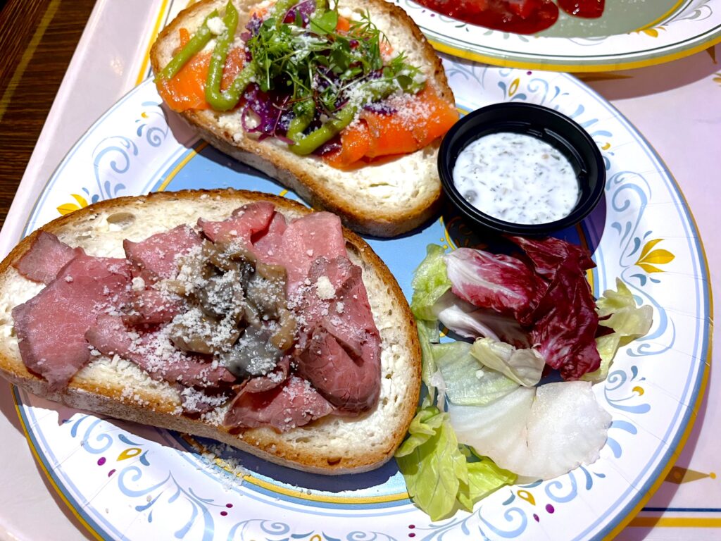 スモーブロー（ローストビーフ、スモークサーモントラウト、レムラードソース）