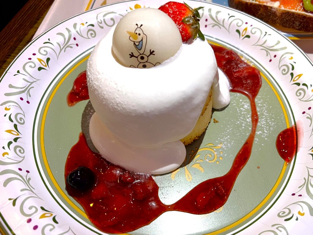 ベリーホイップパンケーキ、メイプルソース付き