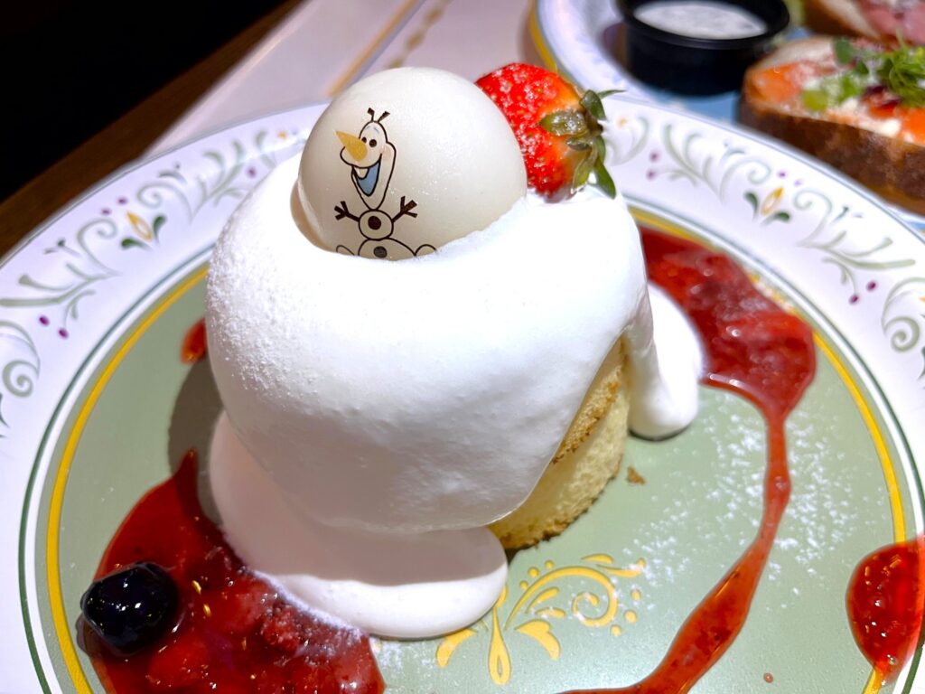 ベリーホイップパンケーキ、メイプルソース付きオラフ