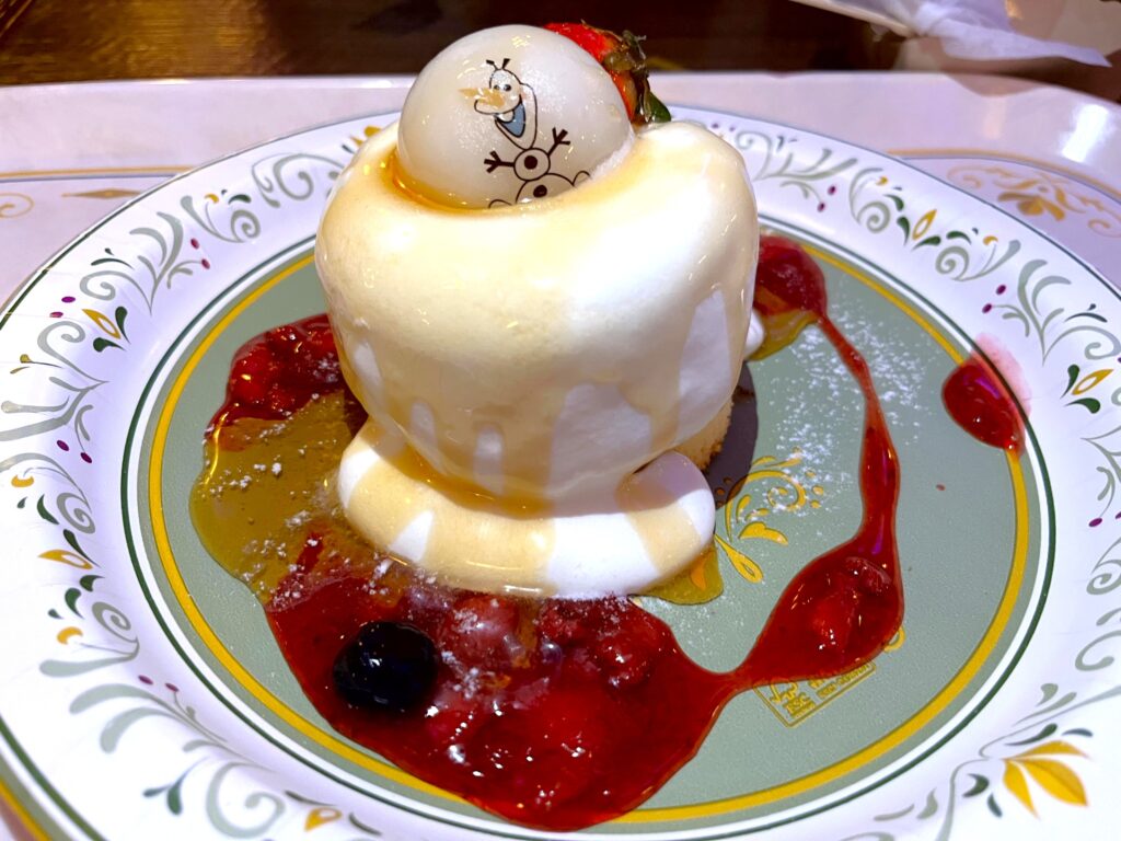 ベリーホイップパンケーキ、メイプルソースかけた