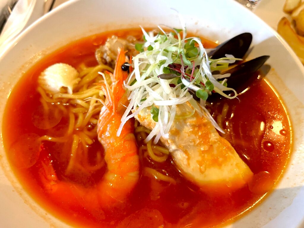 シーフードの冷やし麺（トマト＆サフラン）全体