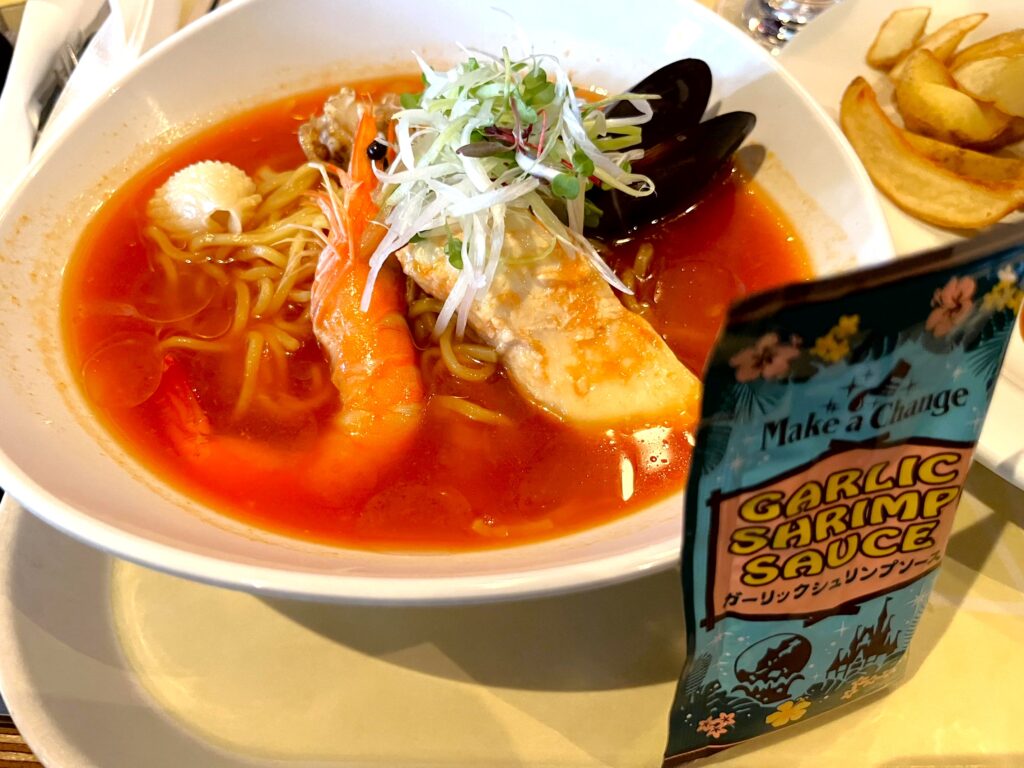 シーフードの冷やし麺（トマト＆サフラン）、ガーリックシュリンプソース付き