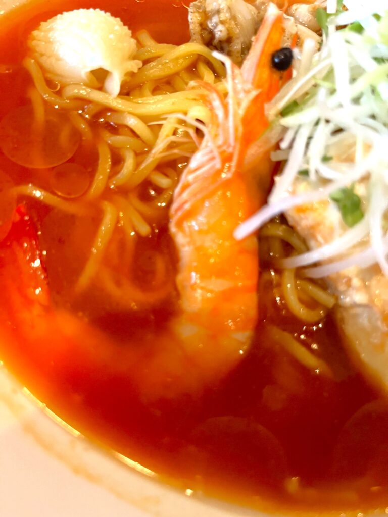 シーフードの冷やし麺（トマト＆サフラン）具ゴロゴロ1
