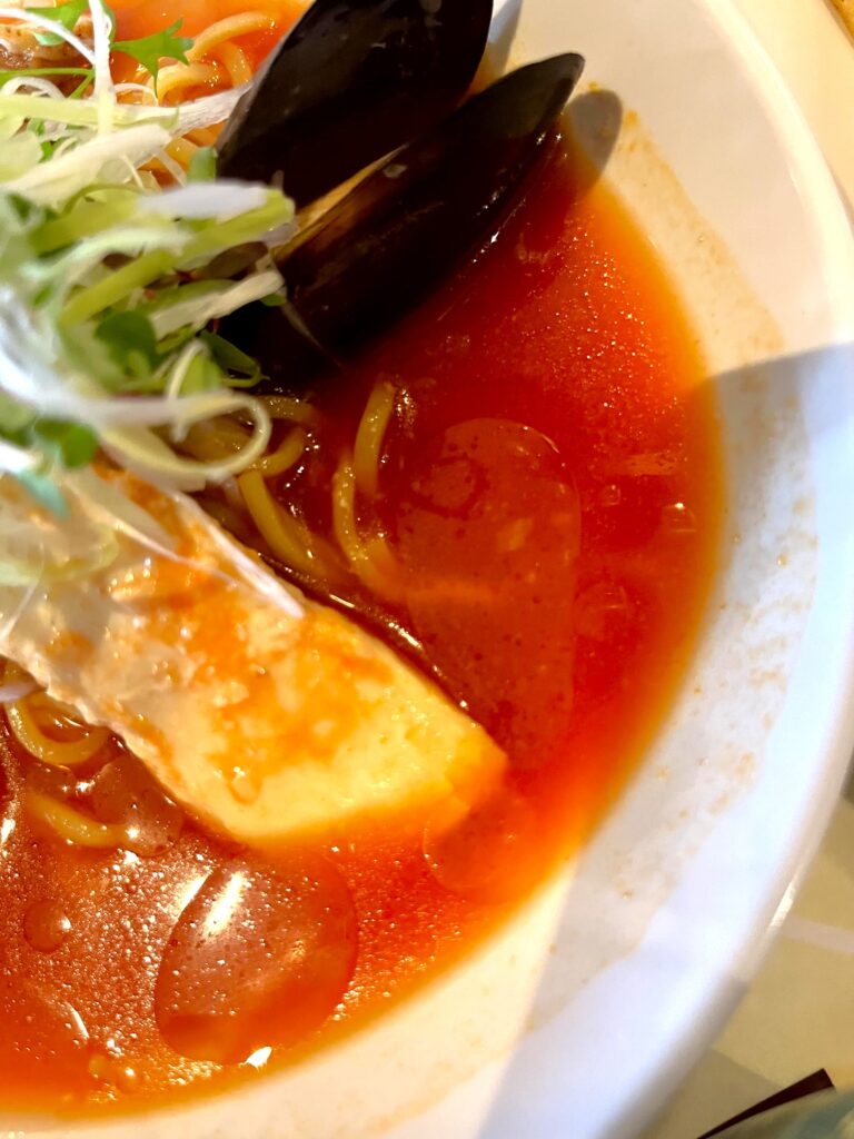 シーフードの冷やし麺（トマト＆サフラン）具ゴロゴロ2