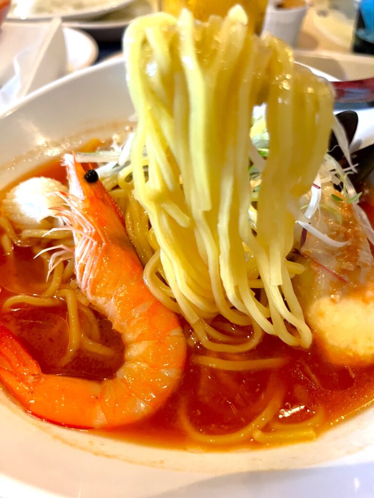 シーフードの冷やし麺（トマト＆サフラン）麺のアップ