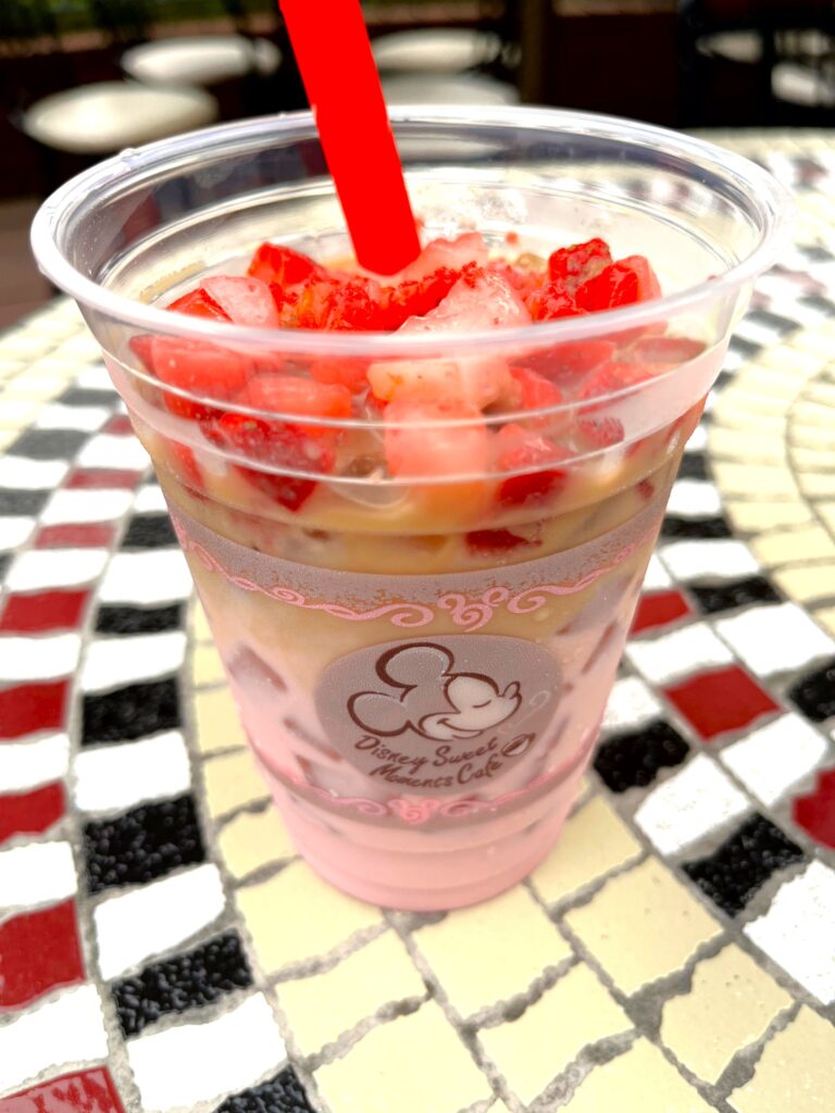 アイスストロベリーカフェラテ