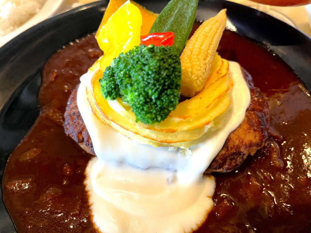 ハンバーグ、チーズソースとデミグラスソースアップ