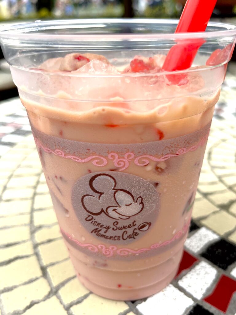 アイスストロベリーカフェラテまぜ後