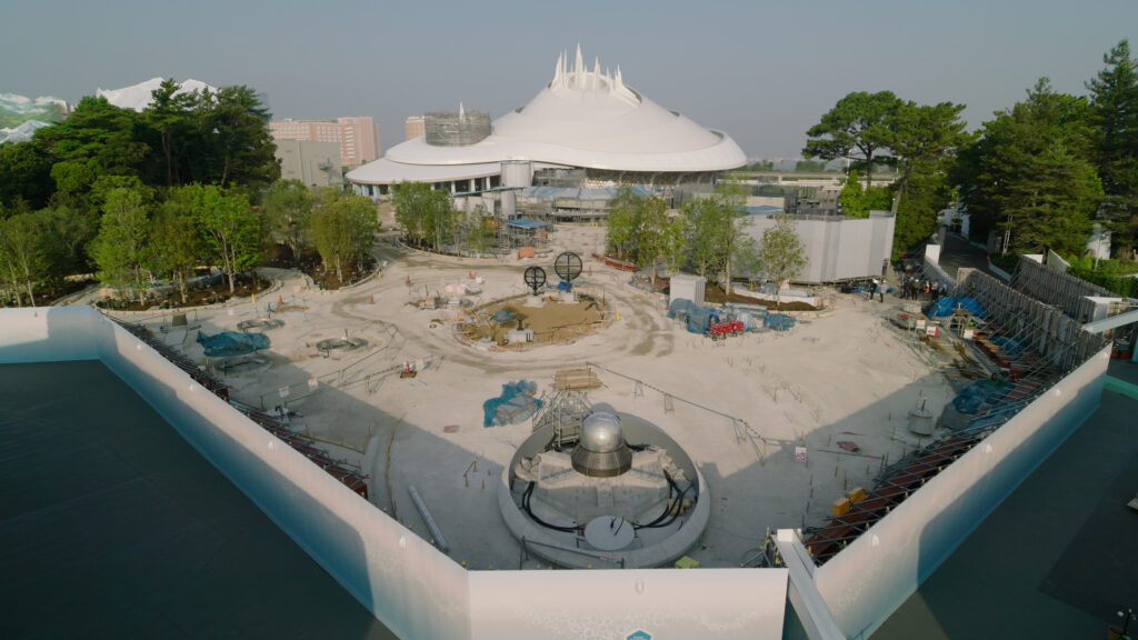 『スペース・マウンテン・アースライズ』建設中